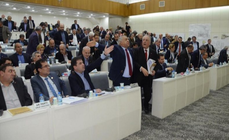 Büyükşehir meclis toplantısı öncesi AK Parti'de tansiyon yükseldi!